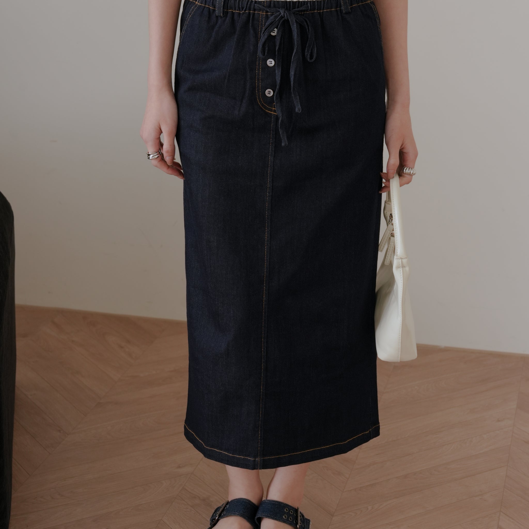 Ivy Contrast Waist Denim Skirt in Dark Wash